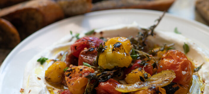 Tomates confites à l'ail, yogourt frais et pain grillé - Un délice signé Andy Hay