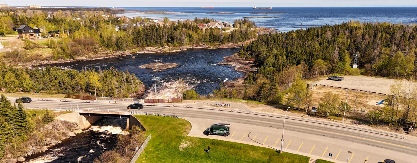 Un campeur explorant la Route des baleines en VR sur la Côte-Nord