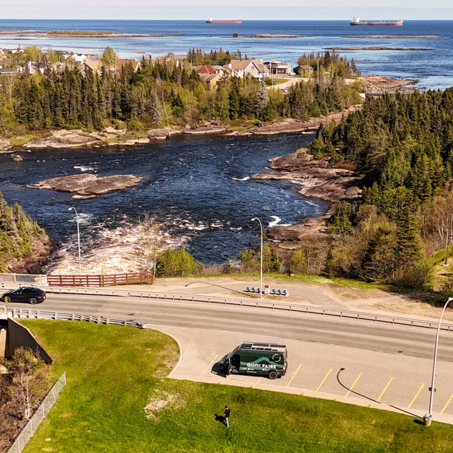 Un campeur explorant la Route des baleines en VR sur la Côte-Nord